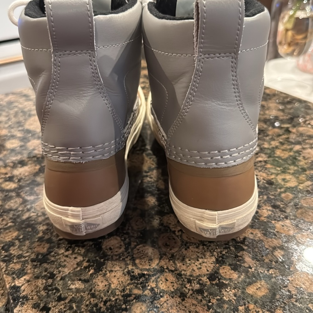 Vans waterproof boots. Size 8 women’s/6.5 men’s - Picture 4 of 6